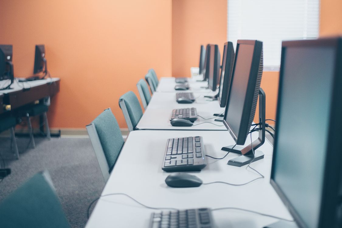 Ambiente de trabalho com computadores e equipamentos de tecnologia