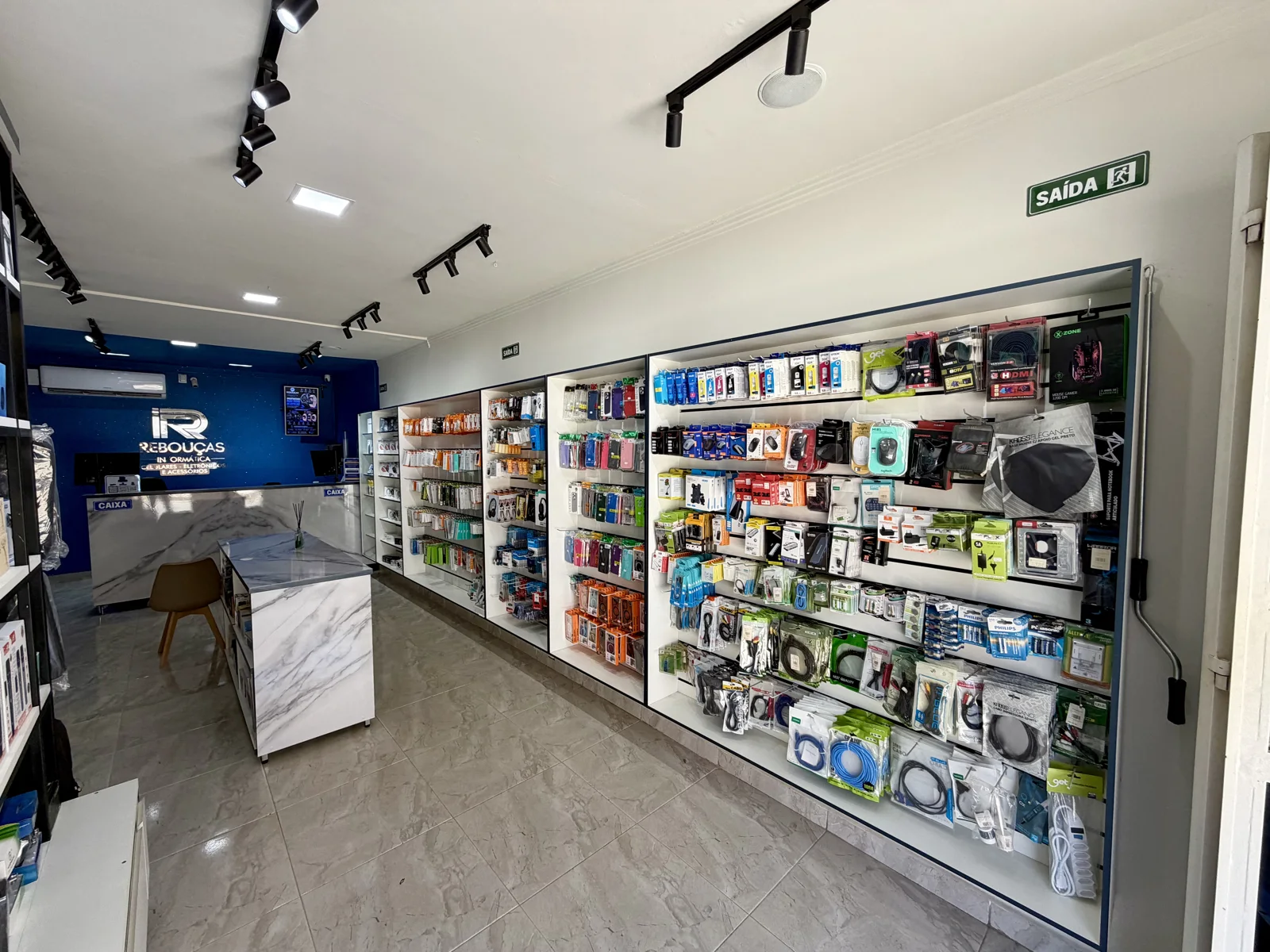 Interior real da Rebouças Informática, com balcão de atendimento e exposição de acessórios