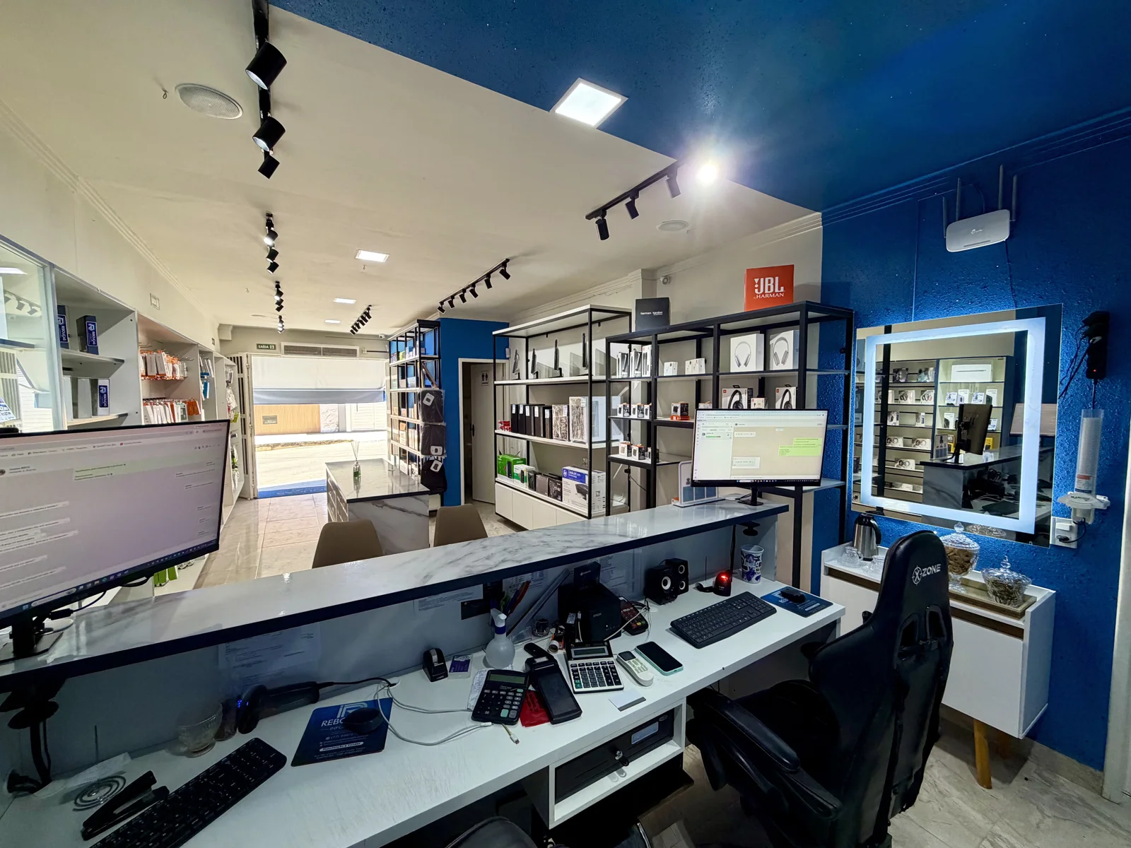 Balcão de atendimento com computadores e monitores
