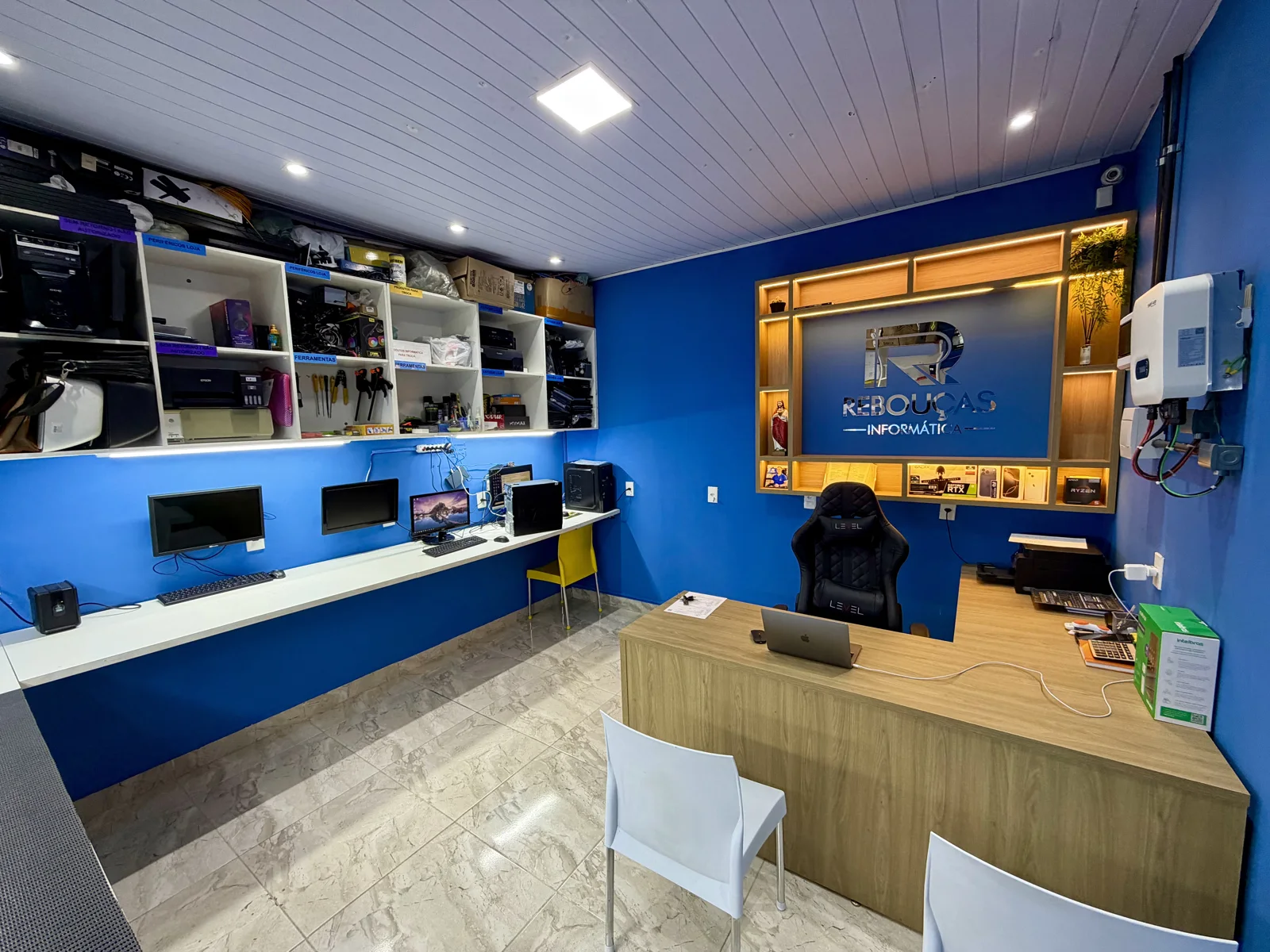 Bancada de assistência técnica e parede azul com a marca Rebouças