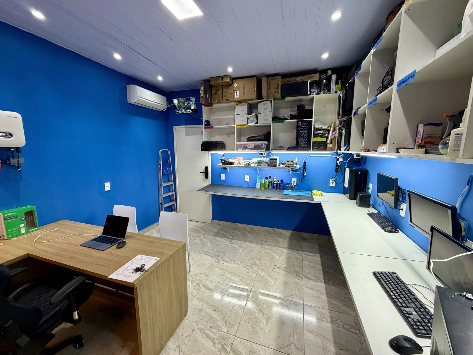 Área de manutenção com ferramentas e equipamentos nas prateleiras
