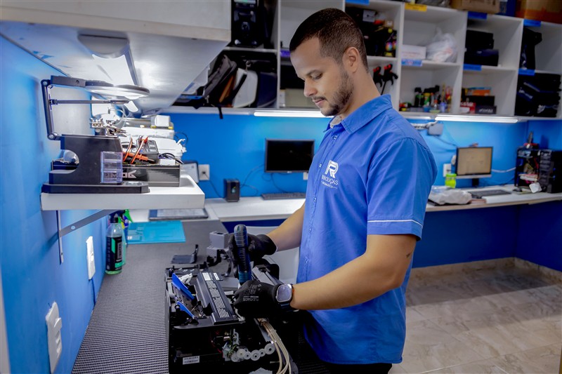 Manutenção de impressora na bancada da Rebouças